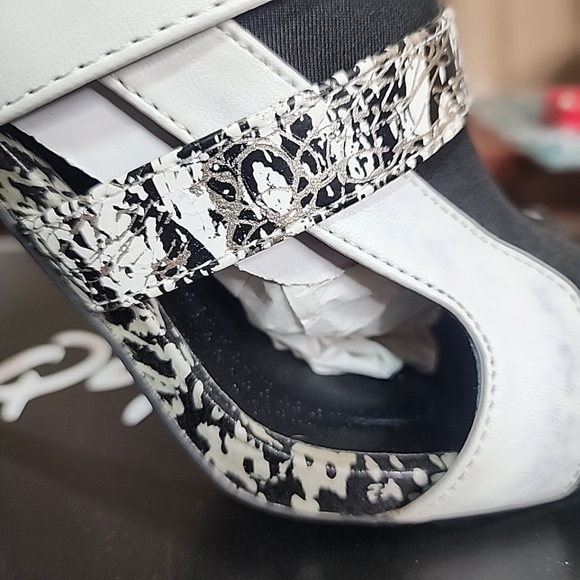Beautiful Black And White Heels. Size 8 - Picture 3 of 7